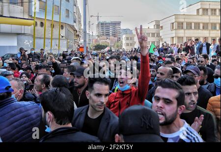 Das algerische Volk verließ das Lager, hob Slogans auf und forderte den Sturz der Symbole des gegenwärtigen Regimes. Einige Demonstranten wurden von der algerischen Polizei daran gehindert, das Hauptquartier der Provinz Oran im Westen Algeriens zu erreichen. Oran am 12. März 2021, Algerien. Foto von Hamza bouhara /ABACAPRESS.COM Stockfoto