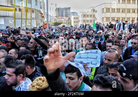 Das algerische Volk verließ das Lager, hob Slogans auf und forderte den Sturz der Symbole des gegenwärtigen Regimes. Einige Demonstranten wurden von der algerischen Polizei daran gehindert, das Hauptquartier der Provinz Oran im Westen Algeriens zu erreichen. Oran am 12. März 2021, Algerien. Foto von Hamza bouhara /ABACAPRESS.COM Stockfoto