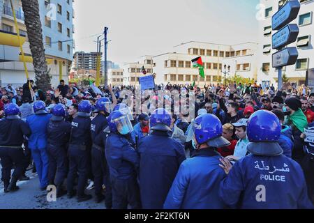 Das algerische Volk verließ das Lager, hob Slogans auf und forderte den Sturz der Symbole des gegenwärtigen Regimes. Einige Demonstranten wurden von der algerischen Polizei daran gehindert, das Hauptquartier der Provinz Oran im Westen Algeriens zu erreichen. Oran am 12. März 2021, Algerien. Foto von Hamza bouhara /ABACAPRESS.COM Stockfoto