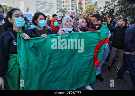 Das algerische Volk verließ das Lager, hob Slogans auf und forderte den Sturz der Symbole des gegenwärtigen Regimes. Einige Demonstranten wurden von der algerischen Polizei daran gehindert, das Hauptquartier der Provinz Oran im Westen Algeriens zu erreichen. Oran am 12. März 2021, Algerien. Foto von Hamza bouhara /ABACAPRESS.COM Stockfoto