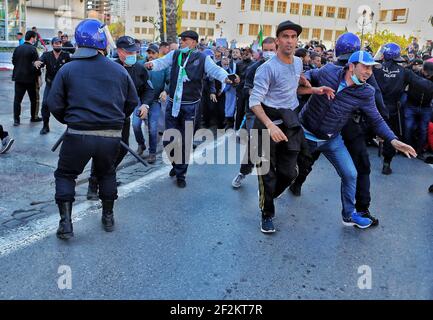 Das algerische Volk verließ das Lager, hob Slogans auf und forderte den Sturz der Symbole des gegenwärtigen Regimes. Einige Demonstranten wurden von der algerischen Polizei daran gehindert, das Hauptquartier der Provinz Oran im Westen Algeriens zu erreichen. Oran am 12. März 2021, Algerien. Foto von Hamza bouhara /ABACAPRESS.COM Stockfoto