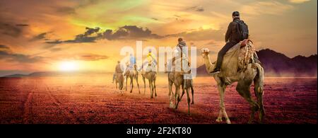 Blick auf Wüste mit Bergen auf Surise, Ägypten Stockfoto