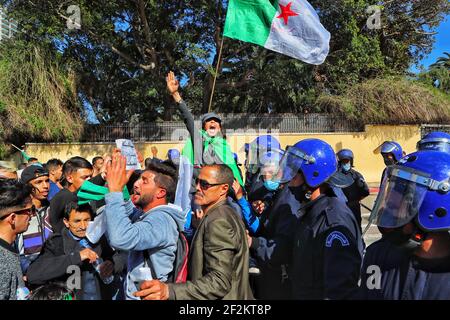 Das algerische Volk verließ das Lager, hob Slogans auf und forderte den Sturz der Symbole des gegenwärtigen Regimes. Einige Demonstranten wurden von der algerischen Polizei daran gehindert, das Hauptquartier der Provinz Oran im Westen Algeriens zu erreichen. Oran am 12. März 2021, Algerien. Foto von Hamza bouhara /ABACAPRESS.COM Stockfoto