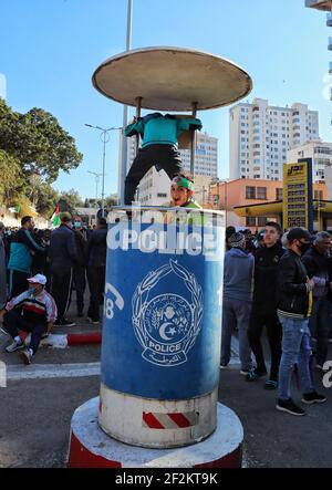 Das algerische Volk verließ das Lager, hob Slogans auf und forderte den Sturz der Symbole des gegenwärtigen Regimes. Einige Demonstranten wurden von der algerischen Polizei daran gehindert, das Hauptquartier der Provinz Oran im Westen Algeriens zu erreichen. Oran am 12. März 2021, Algerien. Foto von Hamza bouhara /ABACAPRESS.COM Stockfoto