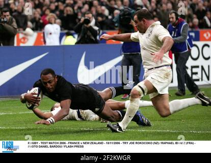 RUGBY - TESTSPIEL 2006 - FRANKREICH GEGEN NEUSEELAND - 18/11/2006 - VERSUCHEN SIE JOE ROKOCOKO (NZ) / RAPHAEL IBANEZ (FRA) - FOTO DANIEL BARDOU / FLASH DRÜCKEN Stockfoto