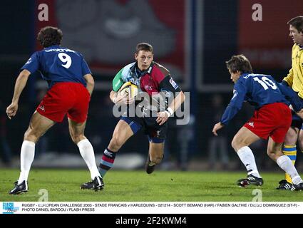 RUGBY - EUROPÄISCHE HERAUSFORDERUNG 2003 - STADE FRANCAIS / HARLEQUINS - 021214 - SCOTT BEMAND (HAR) / FABIEN GALTHIE / DIEGO DOMINGUEZ (ST-F) - FOTO DANIEL BARDOU / FLASH PRESS Stockfoto