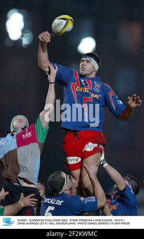 RUGBY - EUROPÄISCHE HERAUSFORDERUNG 2003 - STADE FRANCAIS / HARLEQUINS - 021214 - DAVID AURADOU (ST-F) / BILL DAVISON (HAR) - FOTO DANIEL BARDOU / FLASH DRÜCKEN Stockfoto