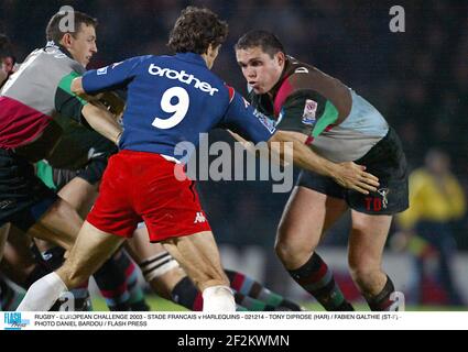 RUGBY - EUROPÄISCHE HERAUSFORDERUNG 2003 - STADE FRANCAIS / HARLEQUINS - 021214 - TONY DIPROSE (HAR) / FABIEN GALTIE (ST-F) - FOTO DANIEL BARDOU / FLASH DRÜCKEN Stockfoto