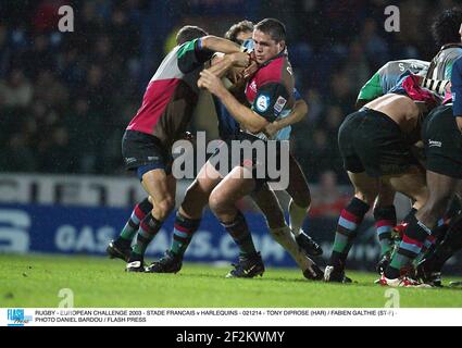 RUGBY - EUROPÄISCHE HERAUSFORDERUNG 2003 - STADE FRANCAIS / HARLEQUINS - 021214 - TONY DIPROSE (HAR) / FABIEN GALTIE (ST-F) - FOTO DANIEL BARDOU / FLASH DRÜCKEN Stockfoto