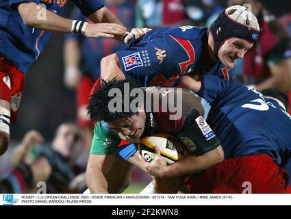 RUGBY - EUROPÄISCHE HERAUSFORDERUNG 2003 - STADE FRANCAIS / HARLEQUINS - 021214 - TANI FUGA (HAR) / MIKE JAMES (ST-F) - FOTO DANIEL BARDOU / FLASH DRÜCKEN Stockfoto