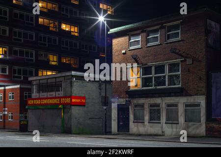 Leere Straße bei Nacht, Häuser entlang der New Road in Southampton, England, Großbritannien Stockfoto