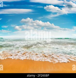 Wellige Wolken über dem Indischen Ozean am Tag Stockfoto