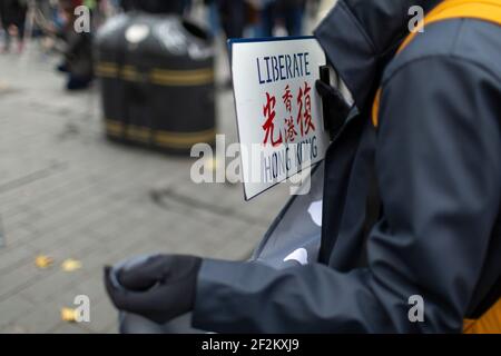 Detail des Plakats "Befreie Hongkong" bei der Demonstration gegen die Kommunistische Partei Chinas, Leicester Square, London, 12. Dezember 2020 Stockfoto