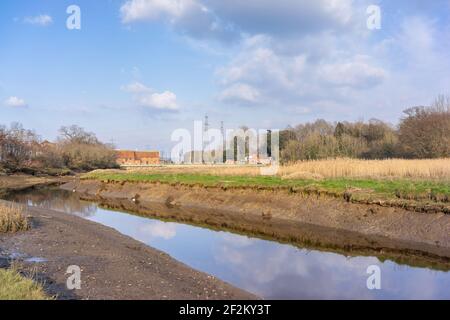 Blick über die Bartley-Gezeitenmündung in Totton und Eling mit der Eling-Gezeitenmühle im Hintergrund, Southampton, Hampshire, England, Großbritannien Stockfoto