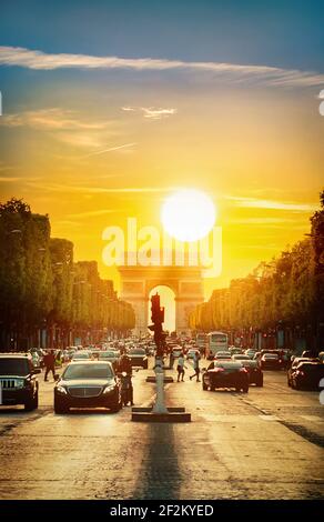 Bewölkten Sonnenuntergang über Arc de Triomphe in Paris, Frankreich Stockfoto