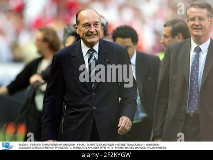 RUGBY - FRANZÖSISCHE MEISTERSCHAFT 2005/2006 - FINALE - BIARRITZ OLYMPIQUE V STADE TOULOUSAIN - 10/06/2006 - JACQUES CHIRAC (FRANZÖSISCHER PRÄSIDENT) / BERNARD LAPASSET (FFR PDT) - FOTO DANIEL BARDOU / FLASH DRÜCKEN Stockfoto