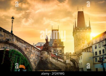 Blick auf die weniger Brückenturm der Karlsbrücke in Prag Stockfoto
