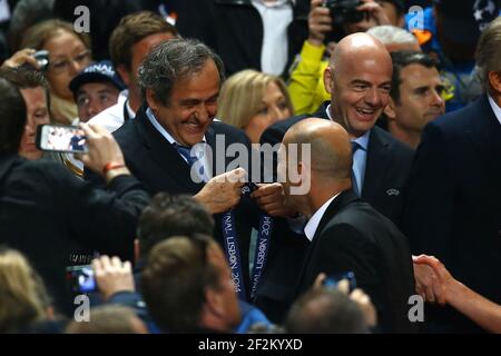 UEFA-Präsident Michel Platini gratuliert dem Trainer Zinedine Zidane von Real Madrid während des UEFA Champions League 2013/2014-Fußballfinales zwischen Real Madrid und Atletico am 24. Mai 2014 im Luz-Stadion in Lissabon, Portugal. Foto Manuel Blondau / AOP Press / DPPI Stockfoto