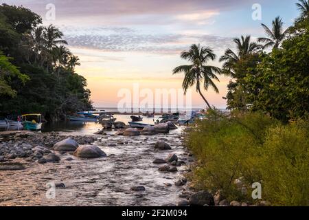 Sonnenaufgang am Fluss in Boca de Tomatlán, Jalisco, Mexiko Stockfoto