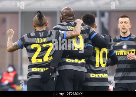 Arturo Vidal vom FC Internazionale Milano, Lautaro Martinez vom FC Internazionale Milano und Romelu Lukaku vom FC Internazionale Milano feiern am 30. Januar 2021 im Mailänder Giuseppe-Meazza-Stadion sein Tor bei der italienischen Meisterschaft Serie A. Italien - Foto Morgese-Rossini / DPPI Stockfoto