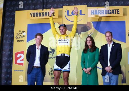 Prinz Harry, Catherine, Herzogin von Cambridge und Prinz William, Herzog von Cambridge Pose mit dem Sieger des Rennens Marcel Kittel von Deutschland Reiten für Team Giant-Shimano während der Tour of France, UCI World Tour 2014, Etappe 1, Leeds - Harrogate (GBR) (190,5 km), am 5. Juli, 2014 - Foto Manuel Blondau / AOP Press / DPPI Stockfoto