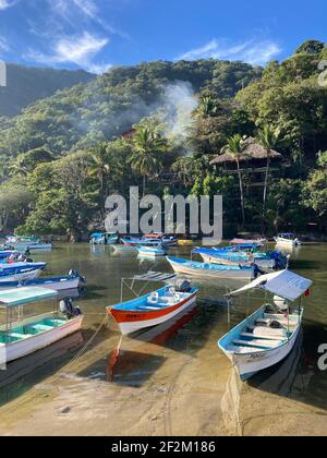 Fischerboote im Hafen von Boca de Tomatlán, Jalisco, Mexiko Stockfoto