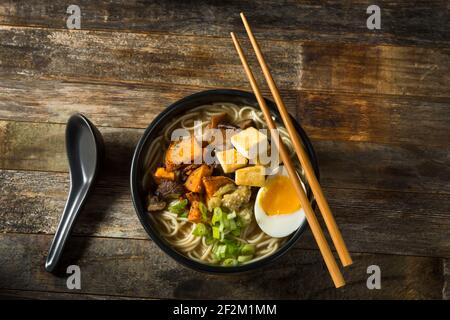 Hausgemachte gesunde Vegan Vegetarische Ramen mit Tofu und Ei Stockfoto