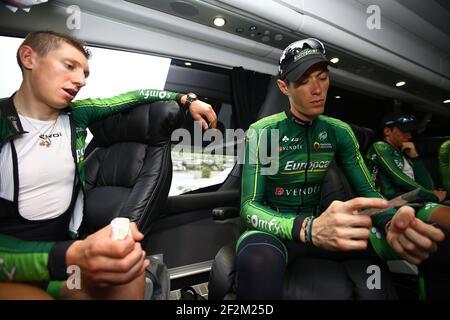 Fahrer von Team Europcar sind im Team Bus vor dem Start während der Tour of France, UCI World Tour 2014, Etappe 9, Gerardmer - Mulhouse (170 km), am 13. Juli 2014 abgebildet - Foto Manuel Blondau / AOP Press / DPPI Stockfoto