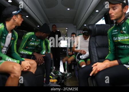 Fahrer von Team Europcar sind im Team Bus vor dem Start während der Tour of France, UCI World Tour 2014, Etappe 9, Gerardmer - Mulhouse (170 km), am 13. Juli 2014 abgebildet - Foto Manuel Blondau / AOP Press / DPPI Stockfoto