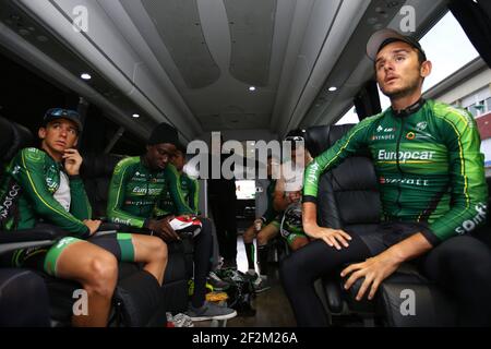 Fahrer von Team Europcar sind im Team Bus vor dem Start während der Tour of France, UCI World Tour 2014, Etappe 9, Gerardmer - Mulhouse (170 km), am 13. Juli 2014 abgebildet - Foto Manuel Blondau / AOP Press / DPPI Stockfoto