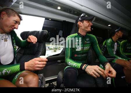 Fahrer von Team Europcar sind im Team Bus vor dem Start während der Tour of France, UCI World Tour 2014, Etappe 9, Gerardmer - Mulhouse (170 km), am 13. Juli 2014 abgebildet - Foto Manuel Blondau / AOP Press / DPPI Stockfoto