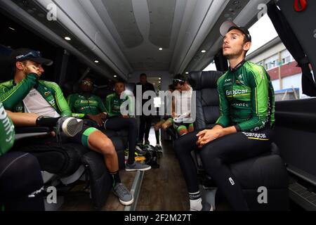 Fahrer von Team Europcar sind im Team Bus vor dem Start während der Tour of France, UCI World Tour 2014, Etappe 9, Gerardmer - Mulhouse (170 km), am 13. Juli 2014 abgebildet - Foto Manuel Blondau / AOP Press / DPPI Stockfoto