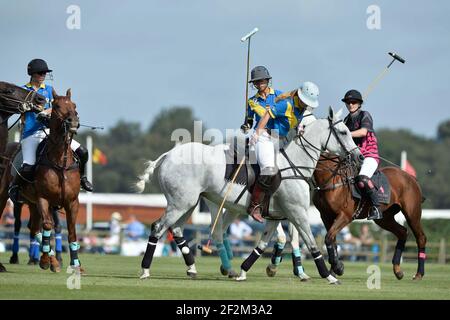 Reitsport - Polo - Finale Frauen - WARUM NICHT / TOM TAILOR während der French Open 2013 in Apremont / Chantilly (Frankreich) - 21th. September 2013 - 2nd Women French Open Chopard - 13. French Open - Foto : Christophe Bricot / DPPI - Team TOM TAILOR (Blau) ? Zentrum Porsche Roissy ( Lavinia Fabre (Cap.) - FRA - Naomi Schroder - GER - Tahnee Schroder - GER - Lia Salvo ? ARG und Team WHY NOT (schwarz und pink) Hana Grill (Cap.) - AUS - Gaele Gosset - FRA - Hazel Jackson - GBR - Anna Kates-Davis ? GBR Stockfoto