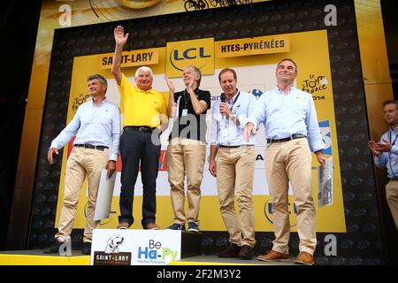 Raymond Poulidor (ehemaliger französischer Fahrer, der vor 40 Jahren die gleiche Etappe gewann) wird von Christian Prudhomme Generaldirektor der Tour de France, Bernard Hinault, Bernard Thevenet und Daniel Mangeas während der Tour of France, UCI World Tour 2014, Etappe 17, Saint-Gaudens - Saint-Lary Pla d'Adet (224,5 km) ausgezeichnet. Am 23. Juli 2014 - Foto Manuel Blondau / AOP Press / DPPI Stockfoto