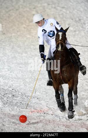 VAL D'ISERE, Frankreich : BMW TEAM (WEISS) / AVENUE LODGE während Snow Polo BMW Polomasters 2013 in Val d'Isere - Team BMW : biger Strom, Alexis Pouille und Robert Strom - Team Avenue Lodge (rot), Paul Knights, Jonny Good und Tim Brown, 17. Januar 2014. Foto Christophe Bricot / DPPI Stockfoto