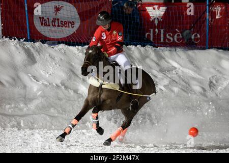 VAL D'ISERE, Frankreich : Finale mit Les Barmes de l'Ours Team und dem Avenue Lodge Team (rot) des Snow Polo während der BMW Polomasters 2013 in Val d'Isere - Sieg für Avenue Lodge Team, AVENUE LODGE TEAM : Paul Ritters, Jonny Good und Tim Bown, LES BARMES DE L'OURS TEAM : Laurent Dassault, Matthieu Delfosse und Patrick Paillol, 18. Januar 2014. Foto Christophe Bricot / DPPI Stockfoto