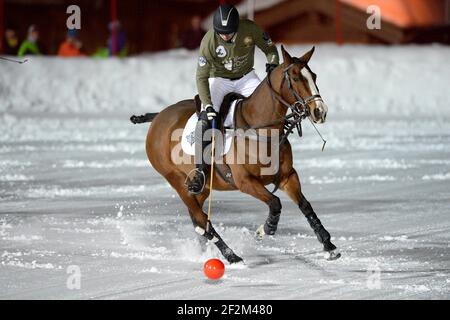 VAL D'ISERE, Frankreich : LES BARMES DE L'OURS (grün) / HEXIS (BLAU) beim Snow Polo BMW Polomasters 2013 in Val d'Isere, Team LES BARMES : Laurent Dassault, Matthieu Delfosse und Patrick Paillol, Team HEXIS : Thierry Vetois, Mariano Lopez, 17. Januar 2014. Foto Christophe Bricot / DPPI Stockfoto