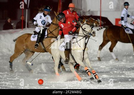 VAL D'ISERE, Frankreich : BMW TEAM (WEISS) / AVENUE LODGE während Snow Polo BMW Polomasters 2013 in Val d'Isere - Team BMW : biger Strom, Alexis Pouille und Robert Strom - Team Avenue Lodge (rot), Paul Knights, Jonny Good und Tim Brown, 17. Januar 2014. Foto Christophe Bricot / DPPI Stockfoto