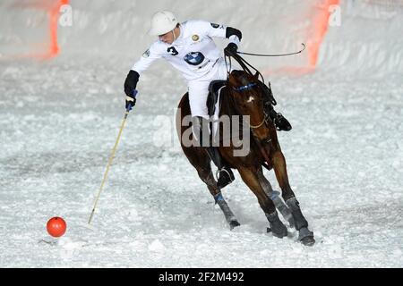 VAL D'ISERE, Frankreich : BMW TEAM (WEISS) / AVENUE LODGE während Snow Polo BMW Polomasters 2013 in Val d'Isere - Team BMW : biger Strom, Alexis Pouille und Robert Strom - Team Avenue Lodge (rot), Paul Knights, Jonny Good und Tim Brown, 17. Januar 2014. Foto Christophe Bricot / DPPI Stockfoto