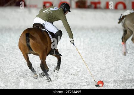 VAL D'ISERE, Frankreich : Finale mit Les Barmes de l'Ours Team und dem Avenue Lodge Team (rot) des Snow Polo während der BMW Polomasters 2013 in Val d'Isere - Sieg für Avenue Lodge Team, AVENUE LODGE TEAM : Paul Ritters, Jonny Good und Tim Bown, LES BARMES DE L'OURS TEAM : Laurent Dassault, Matthieu Delfosse und Patrick Paillol, 18. Januar 2014. Foto Christophe Bricot / DPPI Stockfoto