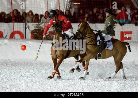 VAL D'ISERE, Frankreich : Finale mit Les Barmes de l'Ours Team und dem Avenue Lodge Team (rot) des Snow Polo während der BMW Polomasters 2013 in Val d'Isere - Sieg für Avenue Lodge Team, AVENUE LODGE TEAM : Paul Ritters, Jonny Good und Tim Bown, LES BARMES DE L'OURS TEAM : Laurent Dassault, Matthieu Delfosse und Patrick Paillol, 18. Januar 2014. Foto Christophe Bricot / DPPI Stockfoto