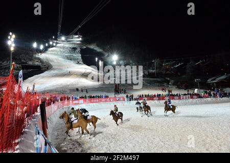 VAL D'ISERE, Frankreich : Illustration, LES BARMES DE L'OURS (grün) / HEXIS (BLAU) beim Snow Polo BMW Polomasters 2013 in Val d'Isere, Team LES BARMES : Laurent Dassault, Matthieu Delfosse und Patrick Paillol, Team HEXIS : Thierry Vetois, Mariano Lopez, 17. Januar 2014. Foto Christophe Bricot / DPPI Stockfoto