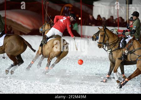 VAL D'ISERE, Frankreich : Finale mit Les Barmes de l'Ours Team und dem Avenue Lodge Team (rot) des Snow Polo während der BMW Polomasters 2013 in Val d'Isere - Sieg für Avenue Lodge Team, AVENUE LODGE TEAM : Paul Ritters, Jonny Good und Tim Bown, LES BARMES DE L'OURS TEAM : Laurent Dassault, Matthieu Delfosse und Patrick Paillol, 18. Januar 2014. Foto Christophe Bricot / DPPI Stockfoto