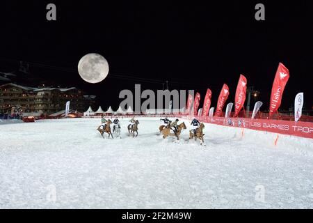 VAL D'ISERE, Frankreich : Illustration, LES BARMES DE L'OURS (grün) / HEXIS (BLAU) beim Snow Polo BMW Polomasters 2013 in Val d'Isere, Team LES BARMES : Laurent Dassault, Matthieu Delfosse und Patrick Paillol, Team HEXIS : Thierry Vetois, Mariano Lopez, 17. Januar 2014. Foto Christophe Bricot / DPPI Stockfoto