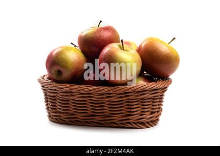 Korbkorb mit frischen saftigen Äpfeln isoliert auf weißem Hintergrund Stockfoto