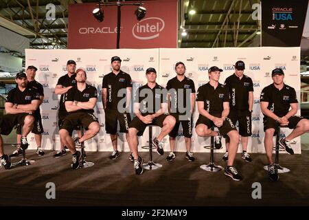 ORACLE Pressekonferenz mit neuem Team nach der Verurteilung durch internationale Jury vor dem Finale des America's Cup am AC72 vor San Francisco (West USA), 3rd. september 2013 - Foto : Christophe Favreau / DPPI - James Spithill, HelmsmanShannon Falcone, Grinder Rome Kirby, Grinder John Kostecki, Grinder/Taktiker Kyle Langford, Flügeltrimmer Jonathan Macbeth, Grinder Joe Newton, Jib Trimmer Gilberto Nobili, Grinder Tom Slingsby, Grinder/Stratege Joe Spooner, Grinder Simeon Tienpont, Grinder Stockfoto