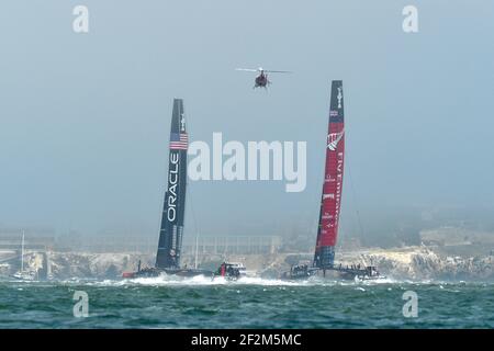 Challenger Emirates Team Neuseeland und Defender Oracle Team USA in Aktion für den zweiten Tag (Tag 2) des America's Cup 34 vor San Francisco (West USA), 8th. September 2013 - Foto : Christophe Favreau / DPPI - Stockfoto