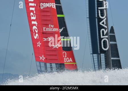 Segel des Challenger Emirates Team Neuseeland und Defender Oracle Team USA in Aktion für den zweiten Tag (Tag 2) des America's Cup 34 vor San Francisco (West USA), 8th. September 2013 - Foto : Christophe Favreau / DPPI - Stockfoto