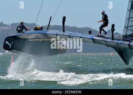 Slingsby als Steuermann des Defender Oracle Team USA mit Crew-Mitglied, das am 8. Tag des America's Cup 34 vor San Francisco (West USA) läuft, 19th. September 2013 - Foto : Christophe Favreau / DPPI - Stockfoto