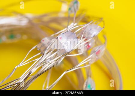 LED-Streifen auf gelbem Hintergrund Nahaufnahme Stockfoto